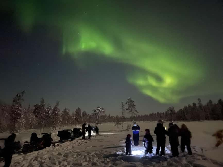 Ylläs: Northern Lights Snowmobile Safari with Transfers - Sharing a snowmobile through the forest